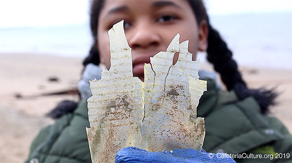 Encore de Microplastic Madness, girl holding morceau de plastique