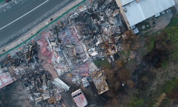 vue aérienne de la dévastation causée par les feux de brousse